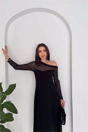 Neşeli butik kadın siyah transparan detaylı tek omuz uzun kollu midi boy elbise