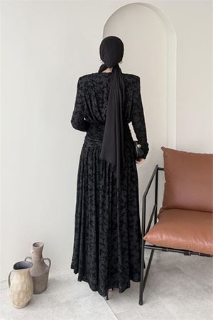 Neşeli butik kadın siyah bel drapeli tam boy flok baskı tesettür elbise
