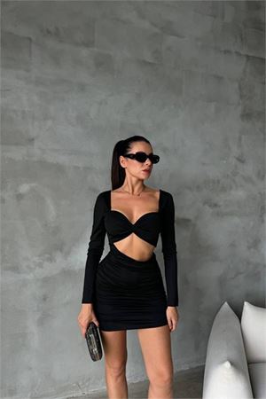 Neşeli butik kadın sırt ve göğüs dekolteli mini elbise NBDF079