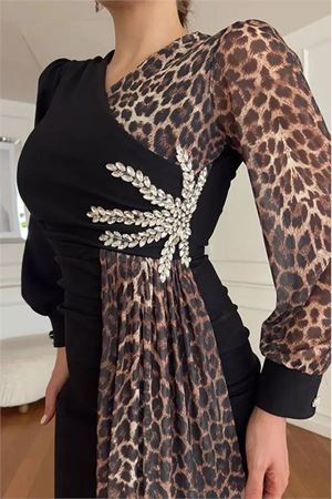 Neşeli butik kadın leopar detaylı yırtmaçlı abiye elbise NBNC2509