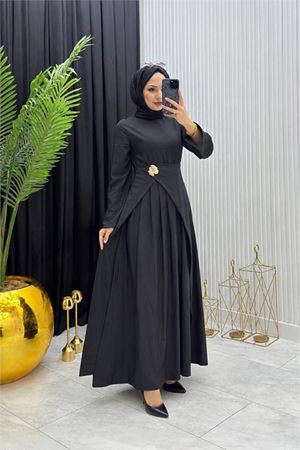Neşeli butik kadın siyah broş detaylı drapeli tam boy tesettür elbise