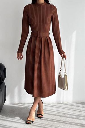 Neşeli butik kadın kemerli midi boy çizgili elbise KKLF59 - Taba