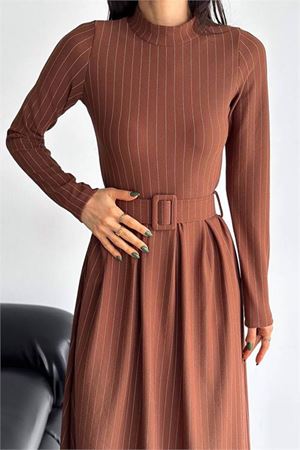 Neşeli butik kadın kemerli midi boy çizgili elbise KKLF59 - Taba
