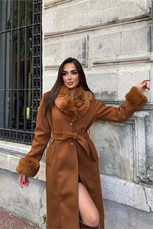 Neşeli butik kadın taba bilek ve yaka kürk detaylı tam boy kaşe kaban NBSTR1033