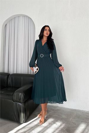 Neşeli butik kadın zümrüt yeşil piliseli kemerli şifon elbise NBK3028