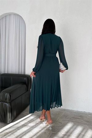 Neşeli butik kadın zümrüt yeşil piliseli kemerli şifon elbise NBK3028