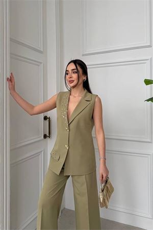 Neşeli butik kadın yeşil taş işlemeli gold düğme detaylı kolsuz blazer ceket pantolon takım NBSTR1030