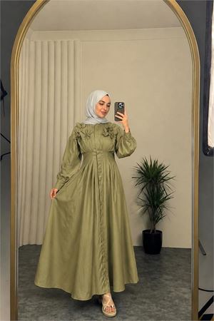 Neşeli butik kadın yeşil belden oturtmalı çiçek detaylı premium tesettür elbise NBVQ4933