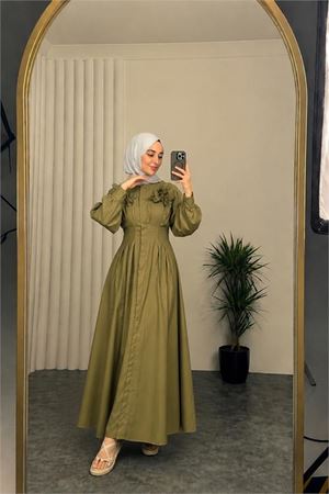 Neşeli butik kadın yeşil belden oturtmalı çiçek detaylı premium tesettür elbise NBVQ4933