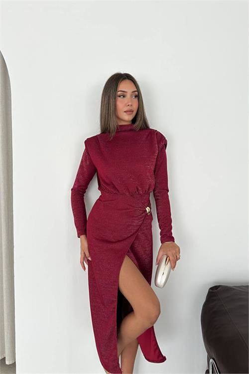 Neşeli butik kadın bordo drapeli gold tokalı ışıltılı yırtmaç detaylı midi elbise NBK5016