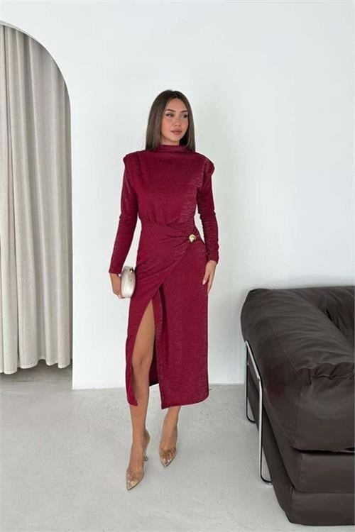 Kadın bordo drapeli gold tokalı ışıltılı yırtmaç detaylı midi elbise DPK5016