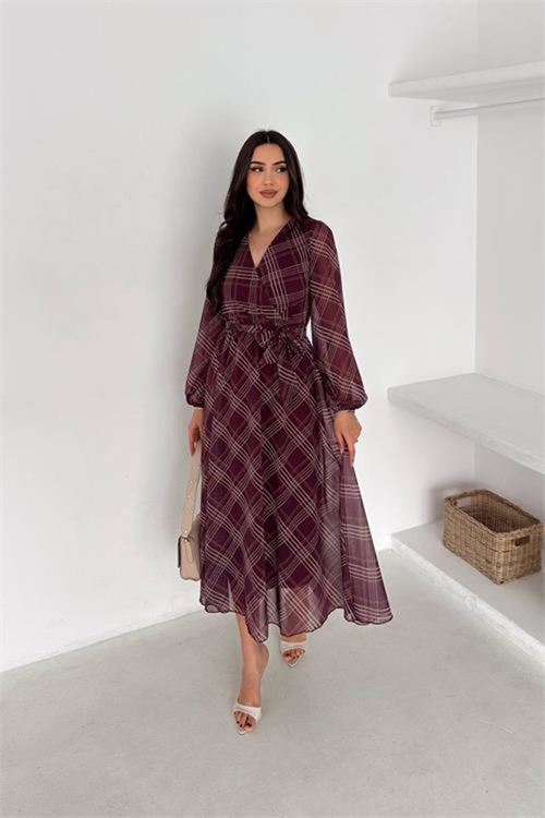 kadın bordo kruvaze yaka ekose desenli beli kuşaklı midi boy şifon elbise