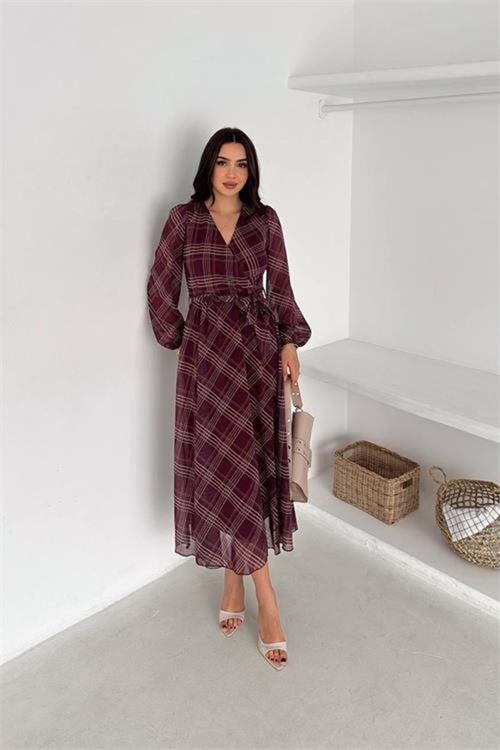 kadın bordo kruvaze yaka ekose desenli beli kuşaklı midi boy şifon elbise