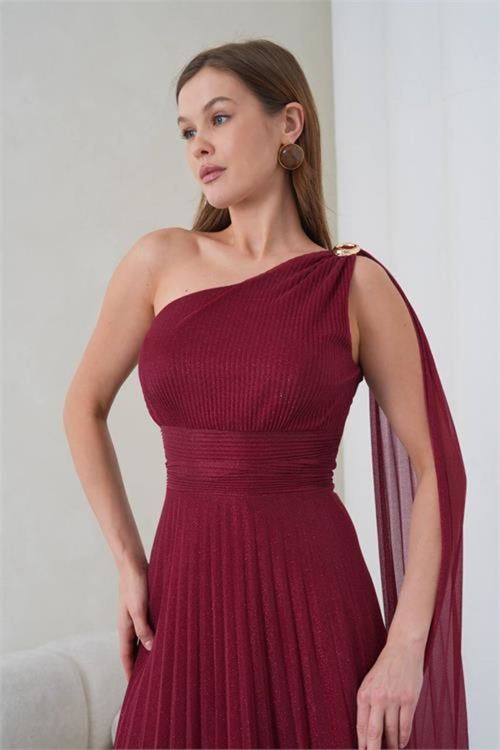 kadın bordo tek omuz tokalı drape detaylı ışıltılı tül kumaş abiye elbise NBS9388