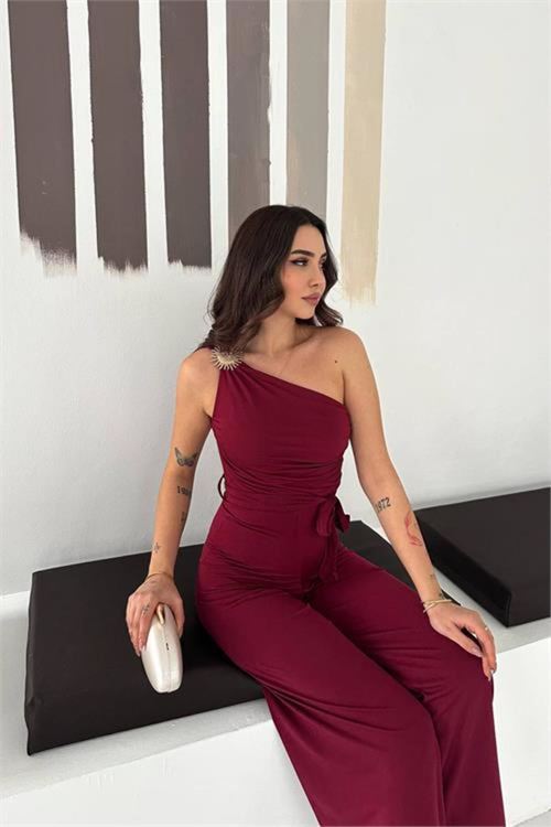 kadın bordo tek omuz aksesuar detaylı geniş paça kuşaklı tulum NBK4544
