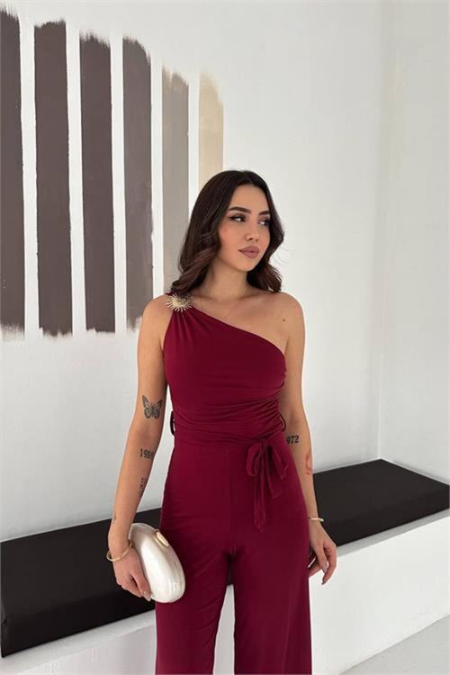 kadın bordo tek omuz aksesuar detaylı geniş paça kuşaklı tulum NBK4544