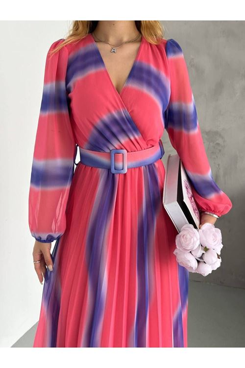 kadın kemerli kruvaze yaka piliseli şifon elbise NBK2113-1