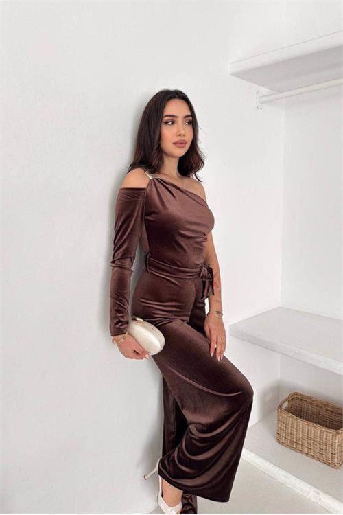 kadın kahverengi kuşaklı tek omuz kadife kumaş tulum NBK068