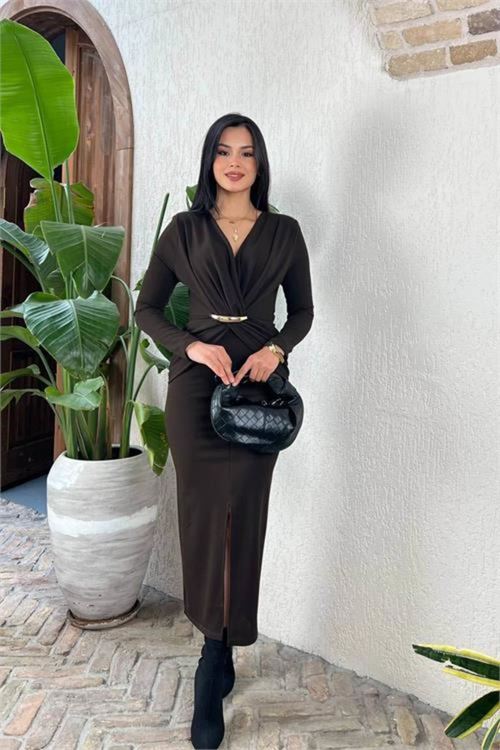 kadın kahverengi gold aksesuarlı yırtmaçlı midi boy krep elbise NBMY3862