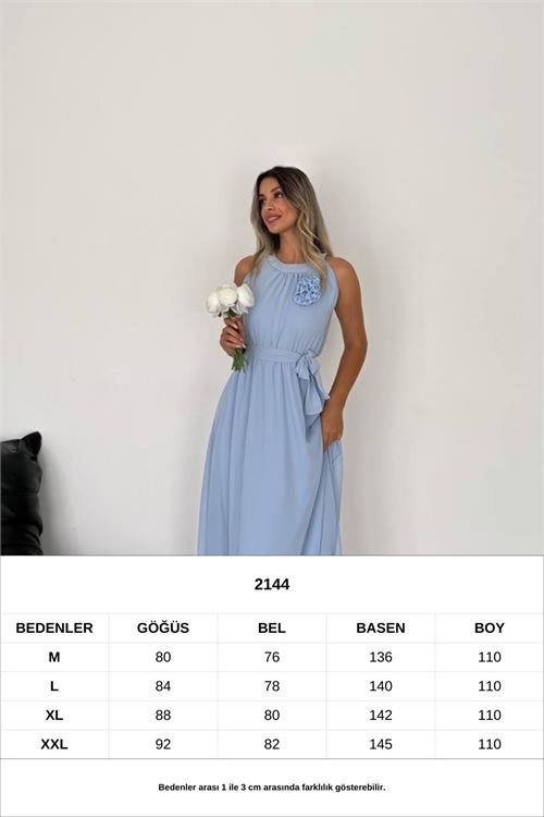 kadın gül broş detaylı uzun şifon elbise NBK2144
