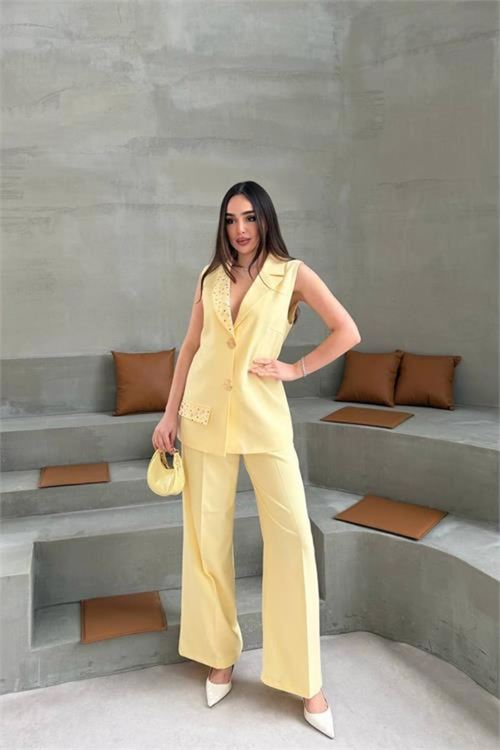 kadın sarı taş işlemeli gold düğme detaylı kolsuz blazer ceket pantolon takım NBSTR1030