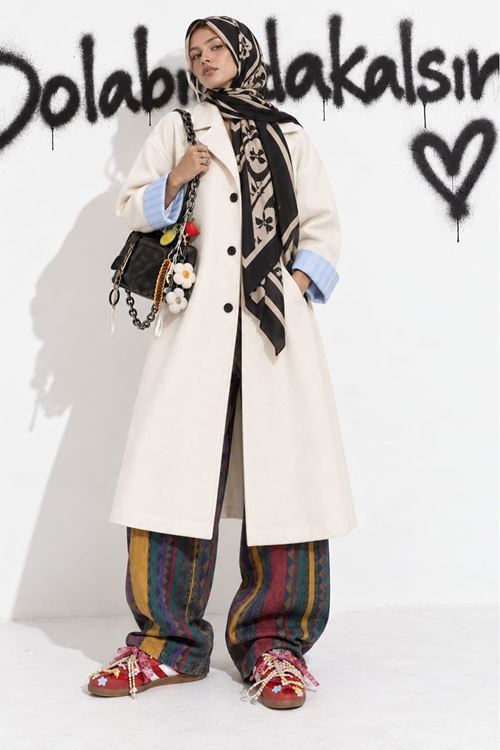 Kadın bej oversize çift renkli astarlı tam boy düğmeli trençkot DKHF063