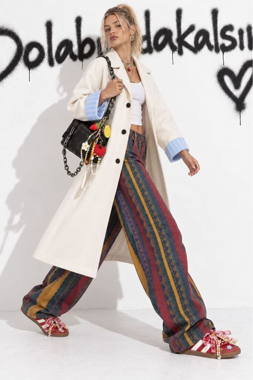 Kadın bej oversize çift renkli astarlı tam boy düğmeli trençkot DKHF063