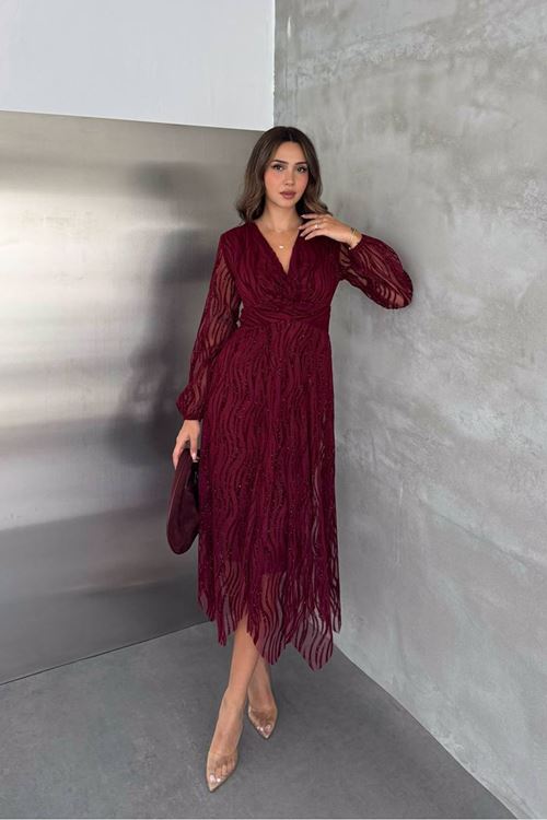 Kadın bordo simli desenli kruvaze yaka drape detaylı midi asimetrik elbise NBK5037