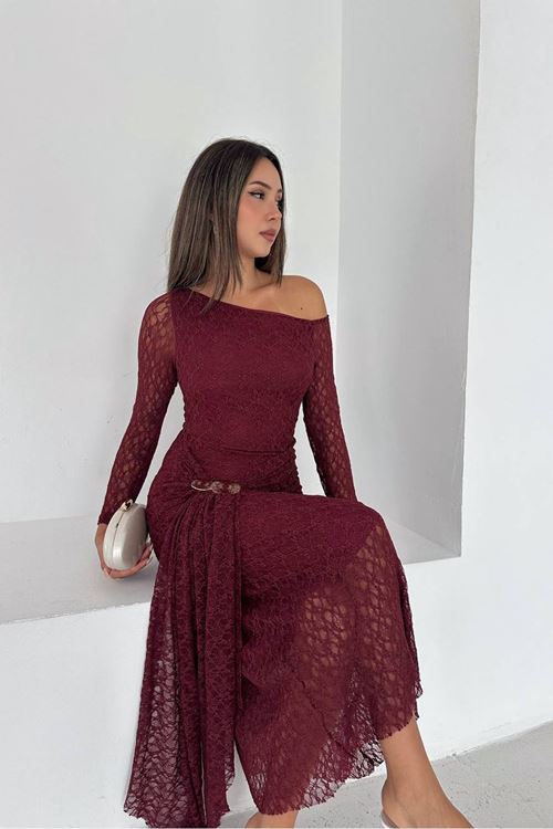Kadın bordo dantel tek omuz gold tokalı drapeli midi elbise NBK5038