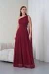 Neşeli butik kadın bordo tek omuz tokalı drape detaylı ışıltılı tül kumaş abiye elbise NBS9388
