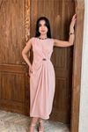 Neşeli butik kadın pudra drapeli gold toka detaylı midi boy elbise NBMY3892